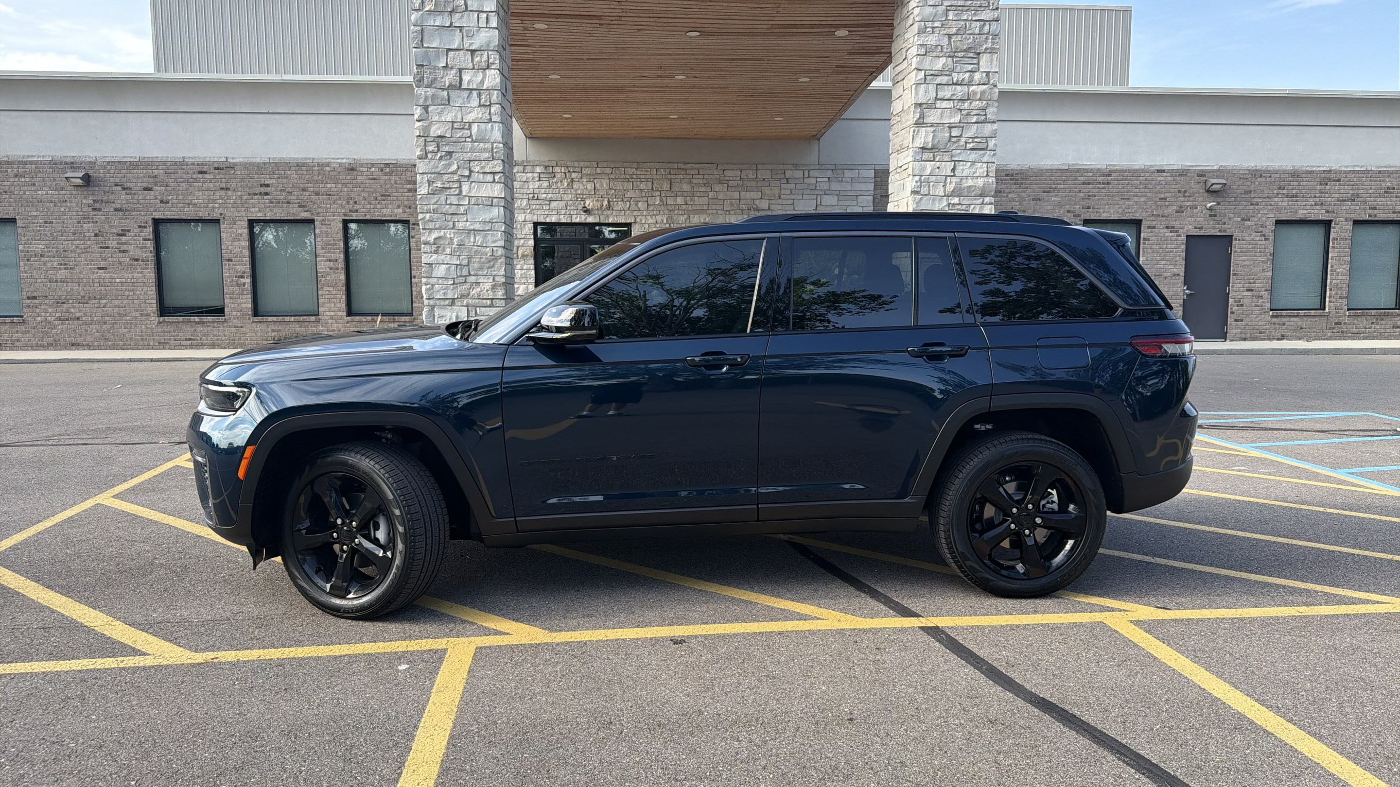 2026 Jeep Grand Cherokee Limited — Full side profile